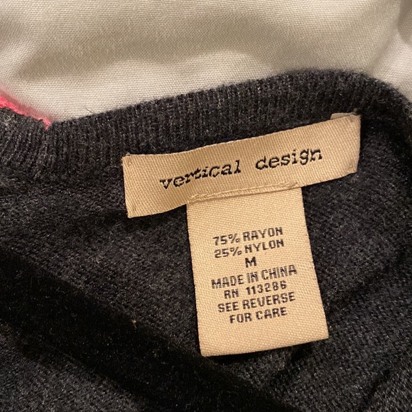 Dark Grey and pink uneven hem sweater. The back has a zipper sz. M - Picture 4 of 4